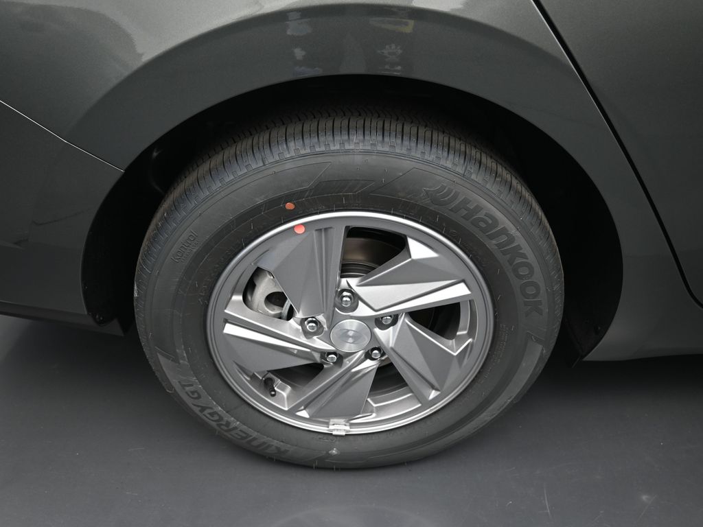 2025 Hyundai Elantra SE photo 2