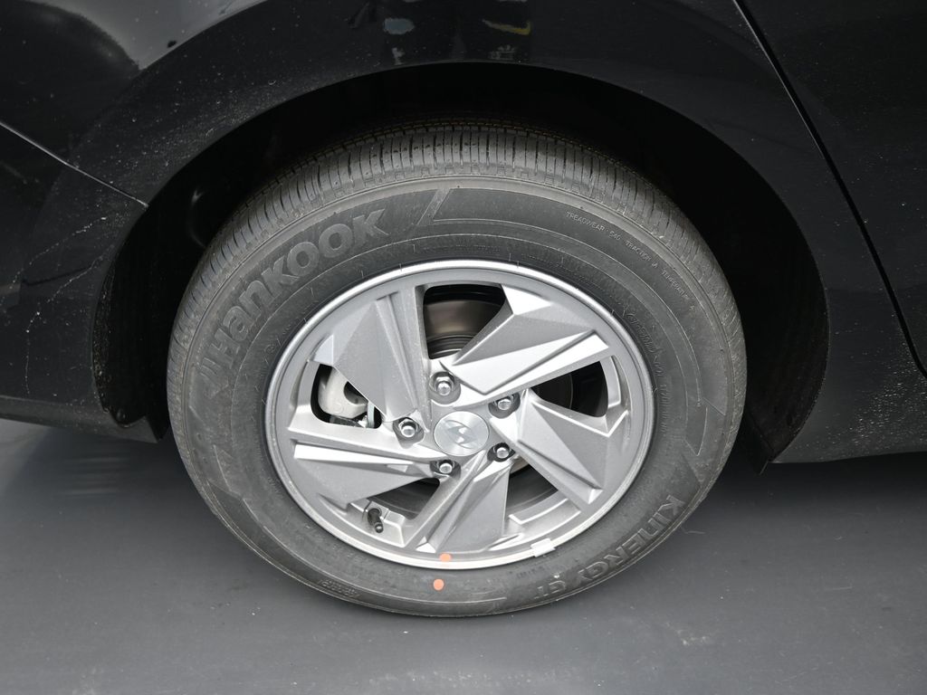 2025 Hyundai Elantra SE photo 2