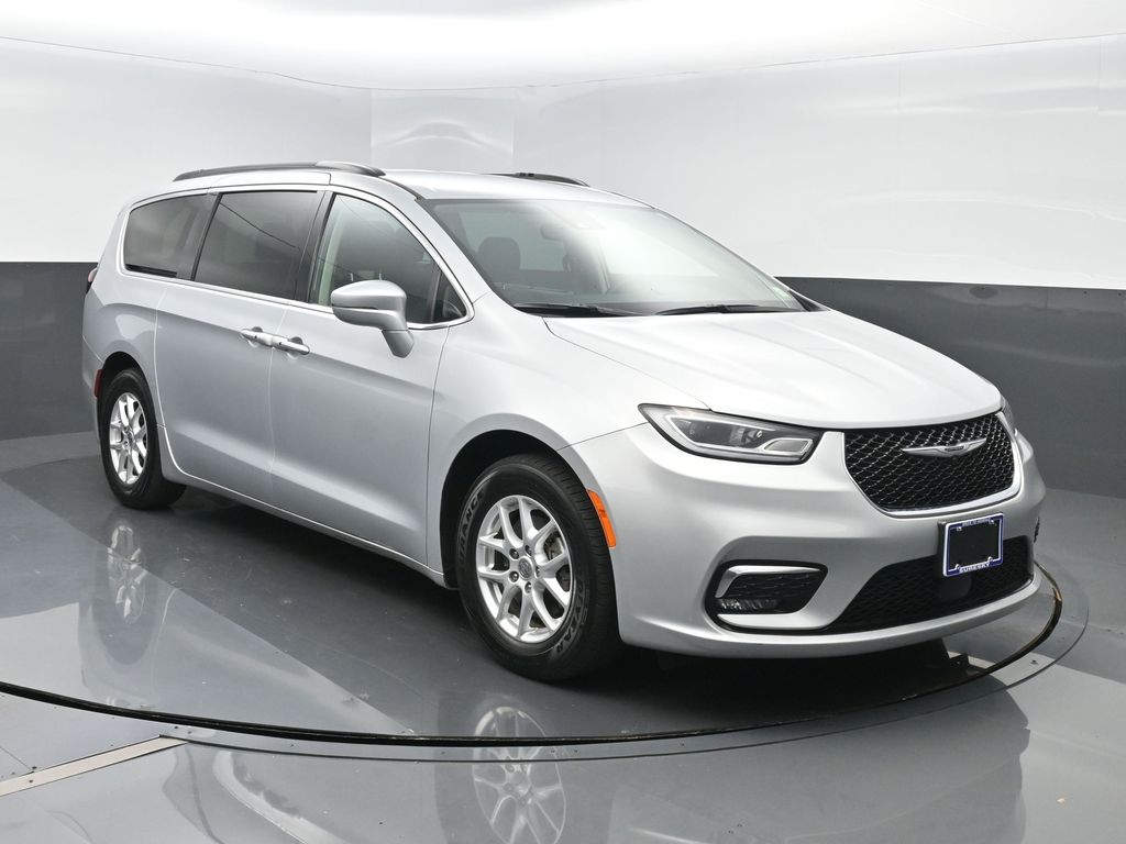 2022 Chrysler Pacifica Touring L's photo