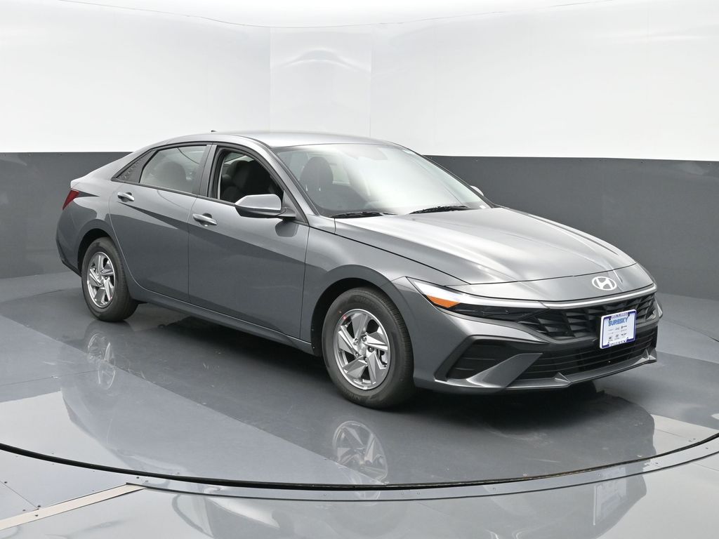 2025 Hyundai Elantra SE's photo