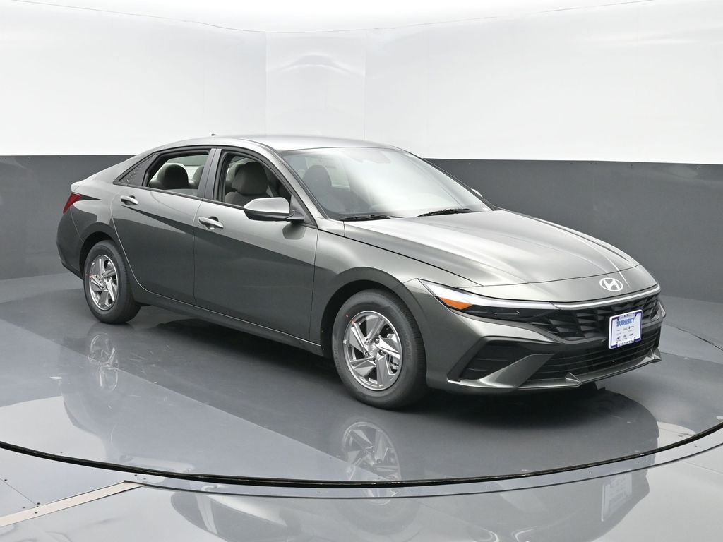 2025 Hyundai Elantra SE's photo