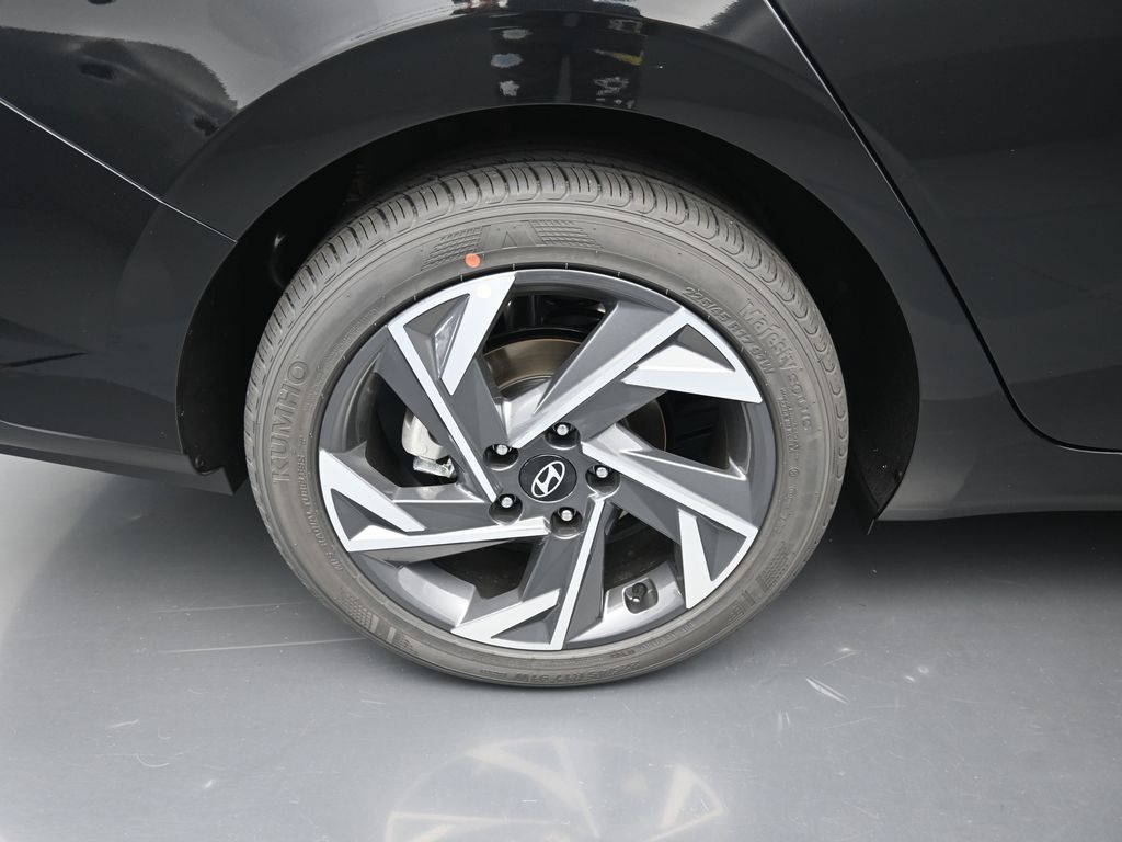 2025 Hyundai Elantra SEL Sport photo 2