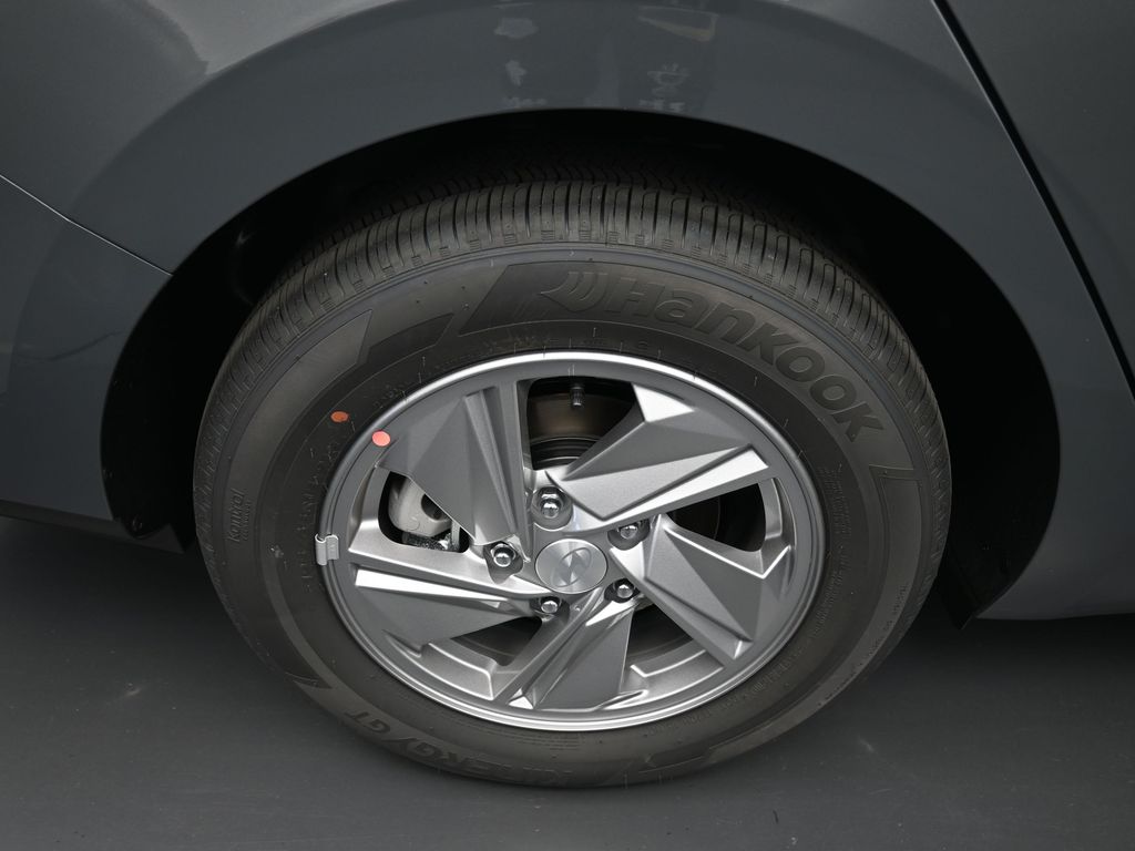 2025 Hyundai Elantra SE photo 2