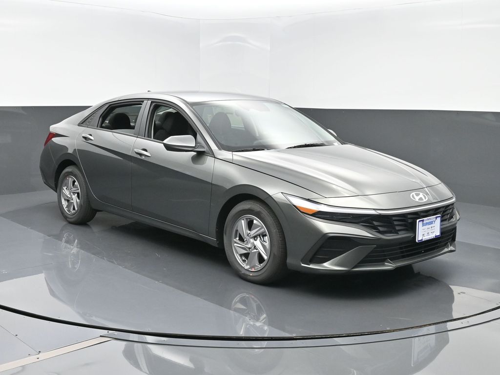 2025 Hyundai Elantra SE's photo