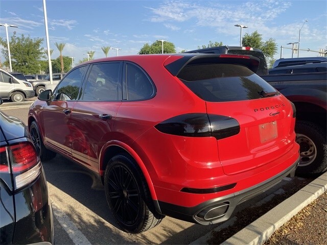 2017 Porsche Cayenne photo 2