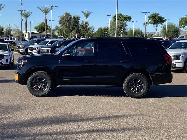 2025 Ford Expedition photo 3