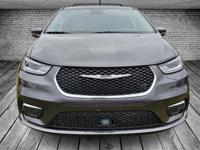 2022 Chrysler Pacifica Touring L photo 2