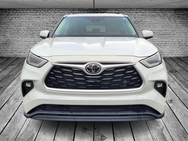 Used 2022 Toyota Highlander LE with VIN 5TDZZRAH8NS118162 for sale in Macon, GA