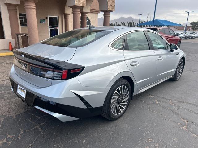2025 Hyundai Sonata Hybrid SEL photo 2