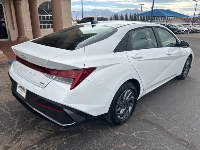 2026 Hyundai Elantra Blue SEL Sport photo 2
