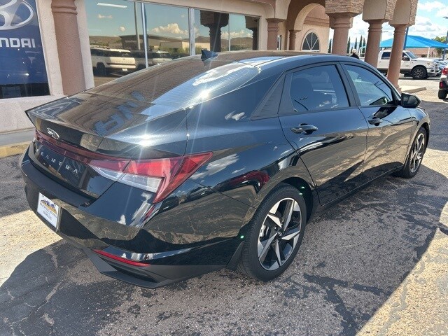 2023 Hyundai Elantra SEL photo 2