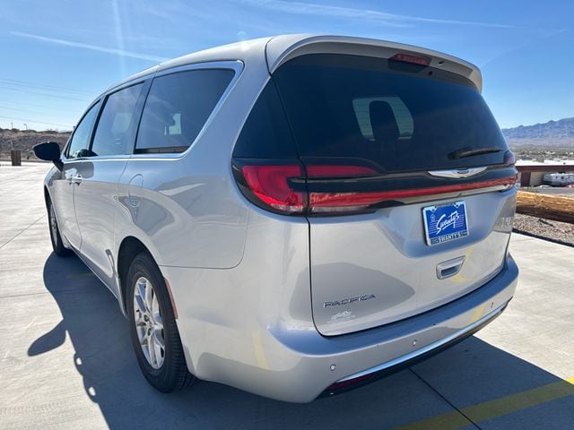2024 Chrysler Pacifica Touring L photo 3