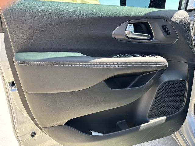 2026 Chrysler Pacifica Select - Photo 9