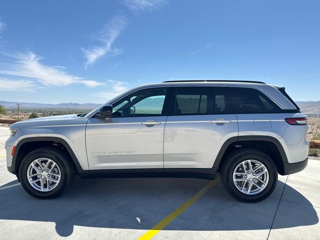 2025 Jeep Grand Cherokee Laredo photo 2