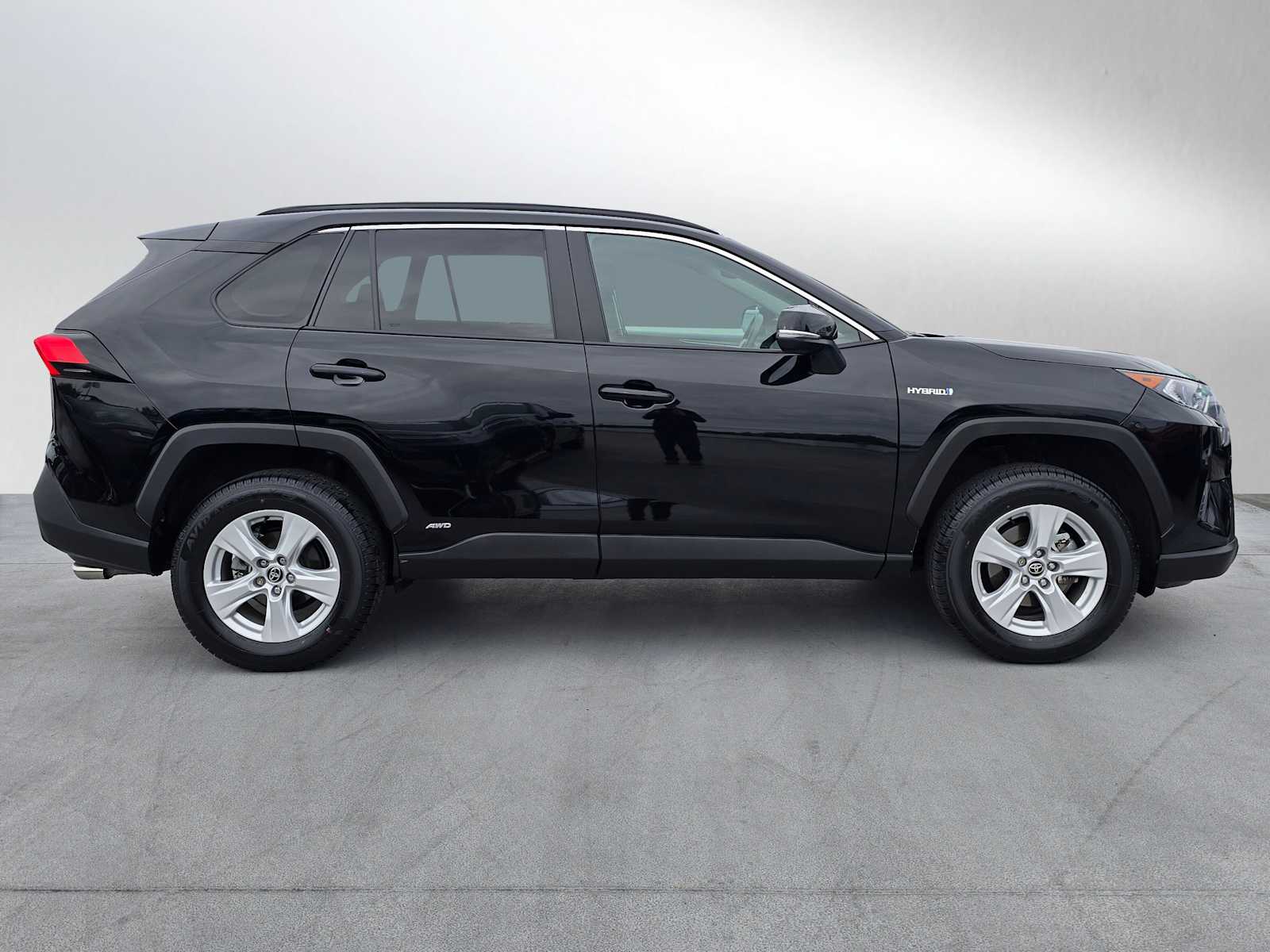 2021 Toyota RAV4 Hybrid XLE photo 2