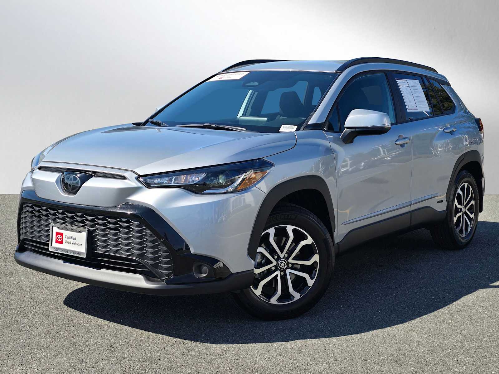 2024 Toyota Corolla Cross Hybrid SE photo 2