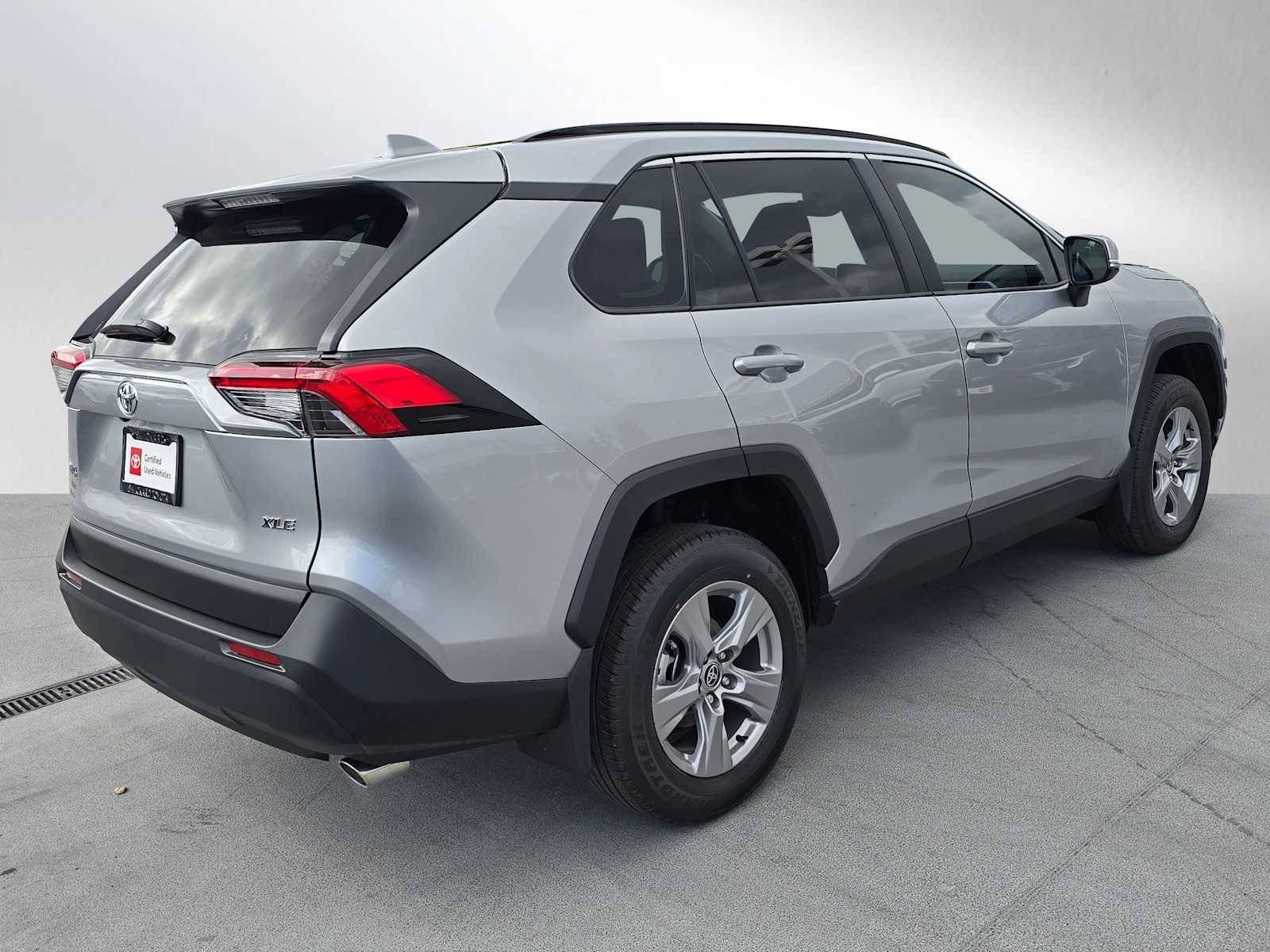 2025 Toyota RAV4 XLE photo 3
