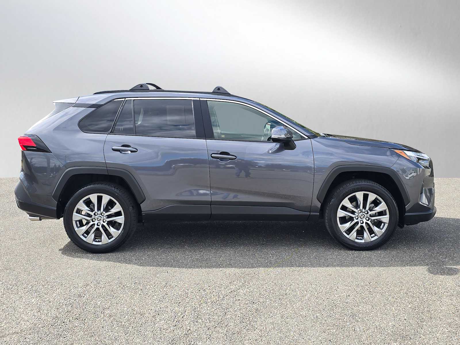 2022 Toyota RAV4 XLE Premium photo 2