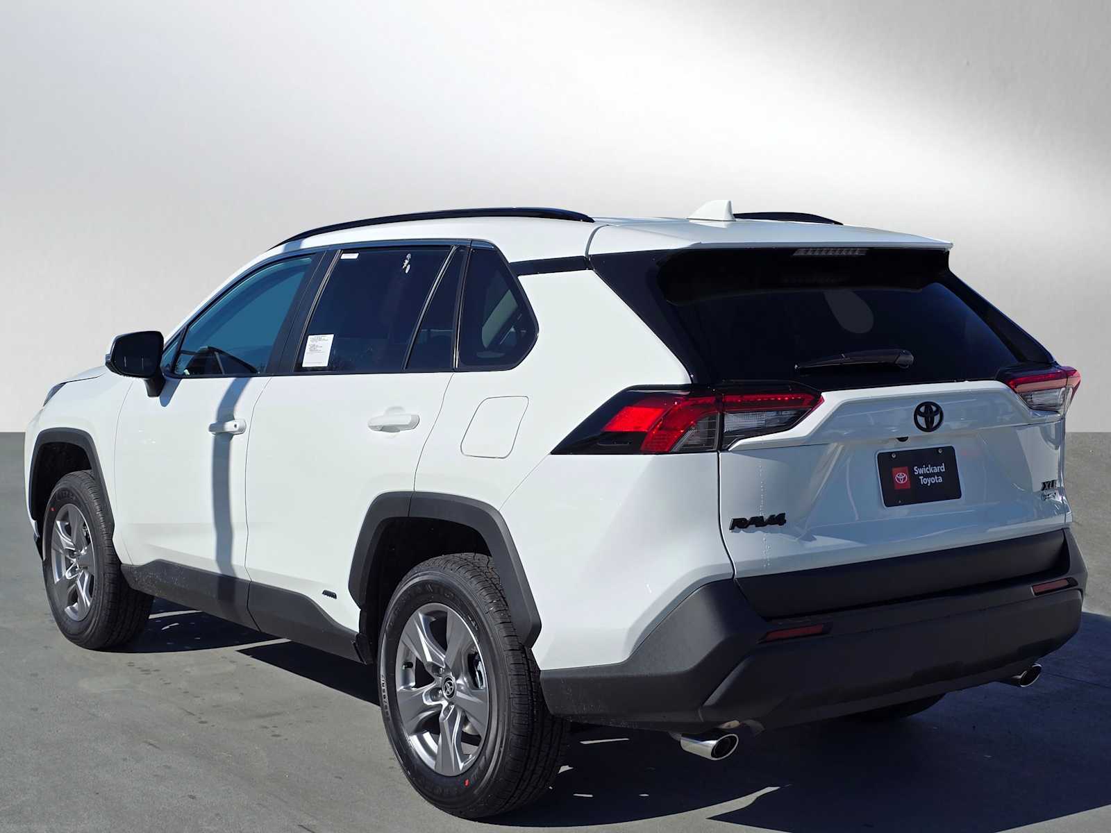 2025 Toyota RAV4 Hybrid XLE photo 2