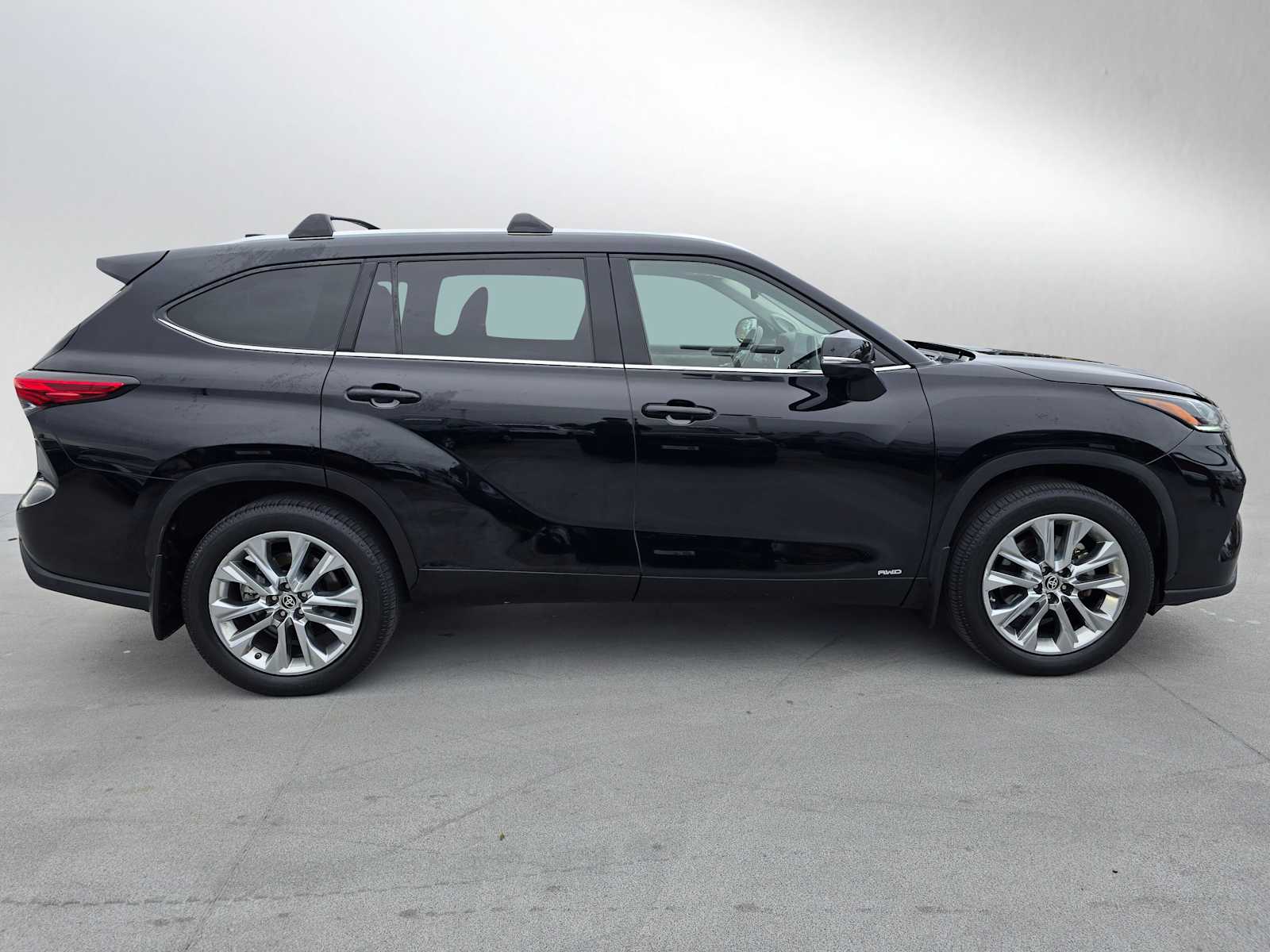 2023 Toyota Highlander Hybrid Limited photo 2
