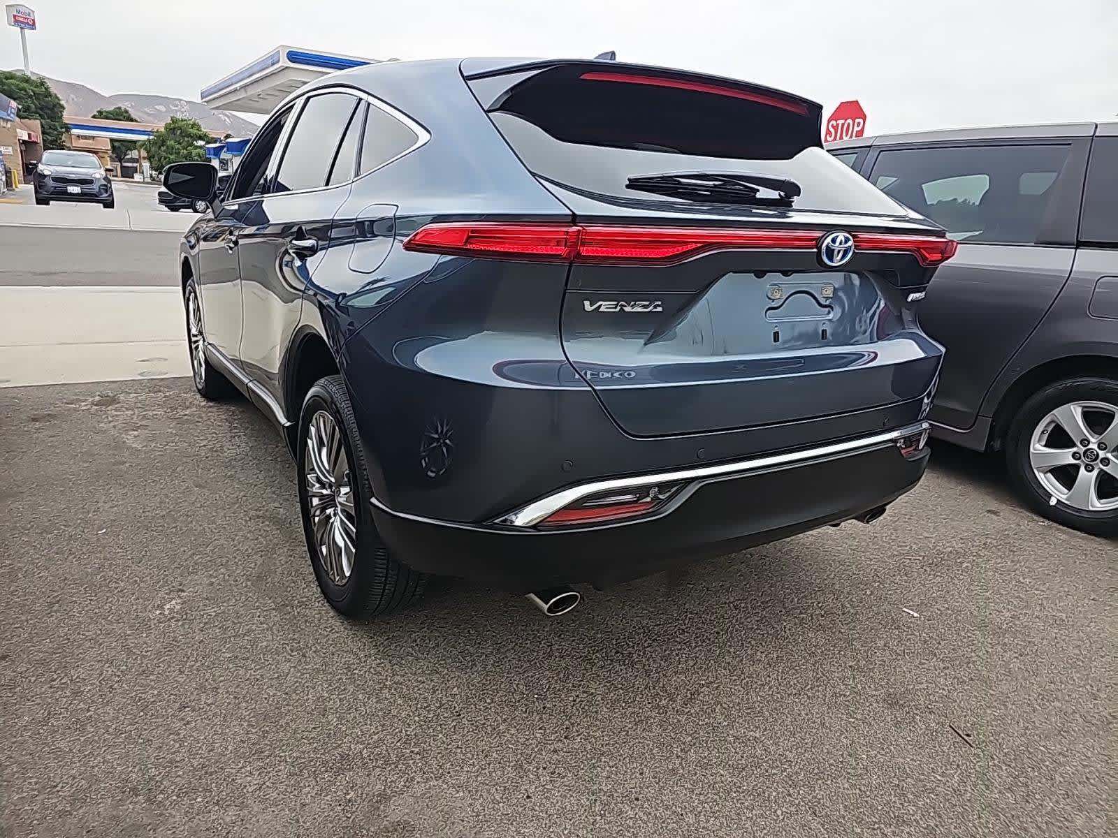 2023 Toyota Venza Limited photo 3