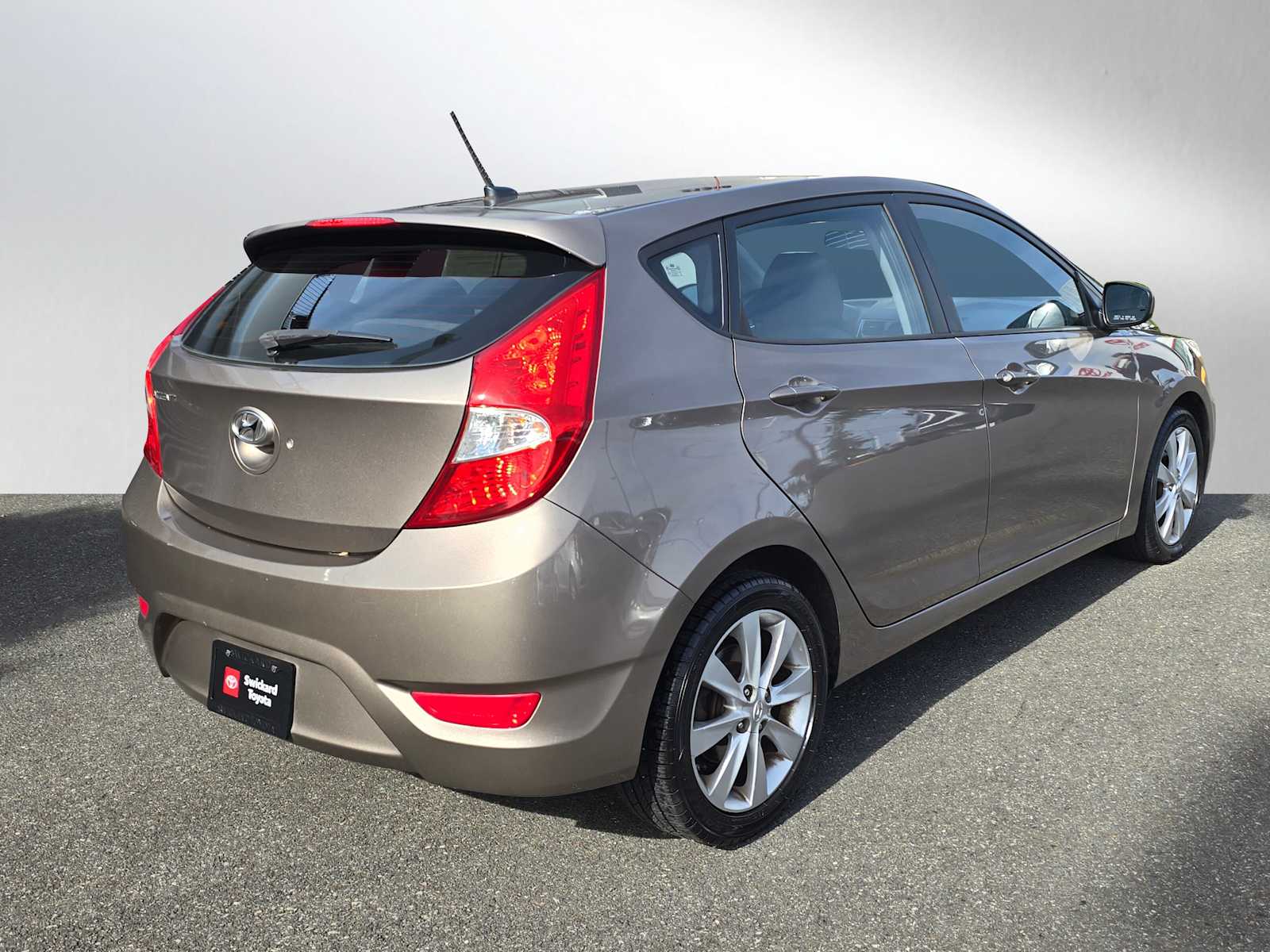 2012 Hyundai Accent SE photo 2