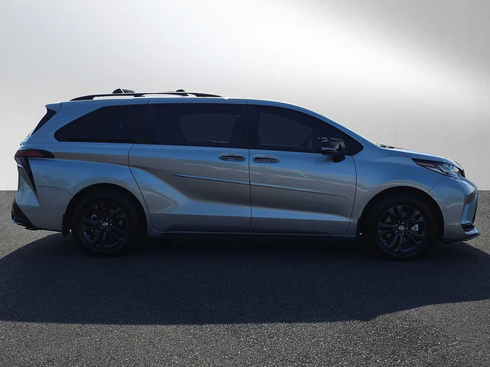 2025 Toyota Sienna XSE photo 2