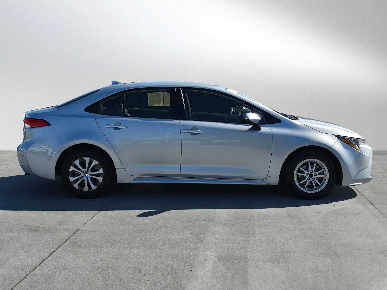 2022 Toyota Corolla Hybrid LE photo 2