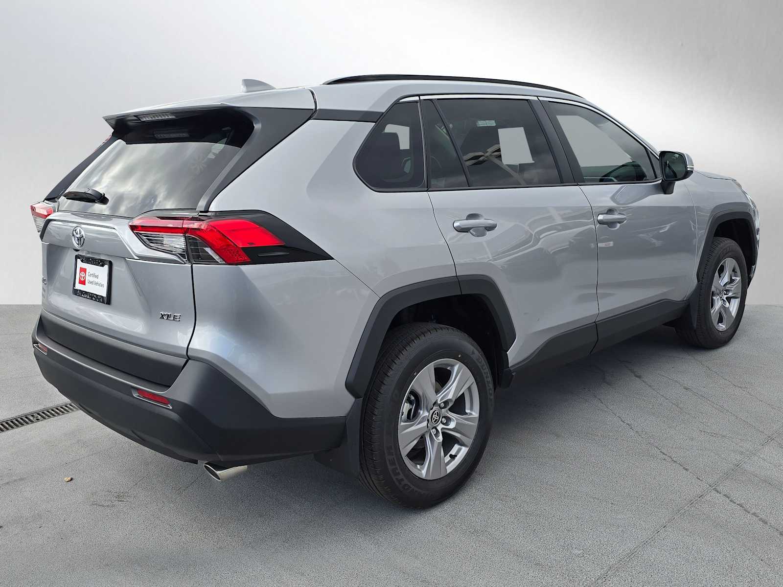 2025 Toyota RAV4 XLE photo 3
