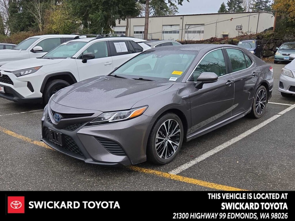Used 2018 Toyota Camry Hybrid SE Sedan