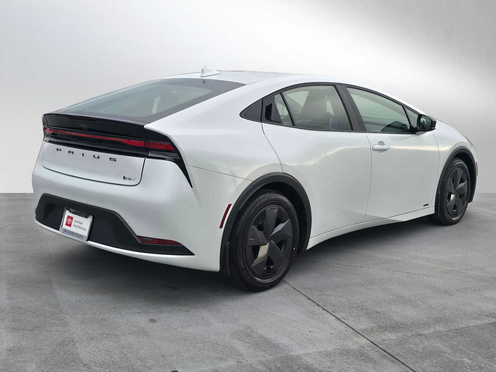 2024 Toyota Prius LE photo 3