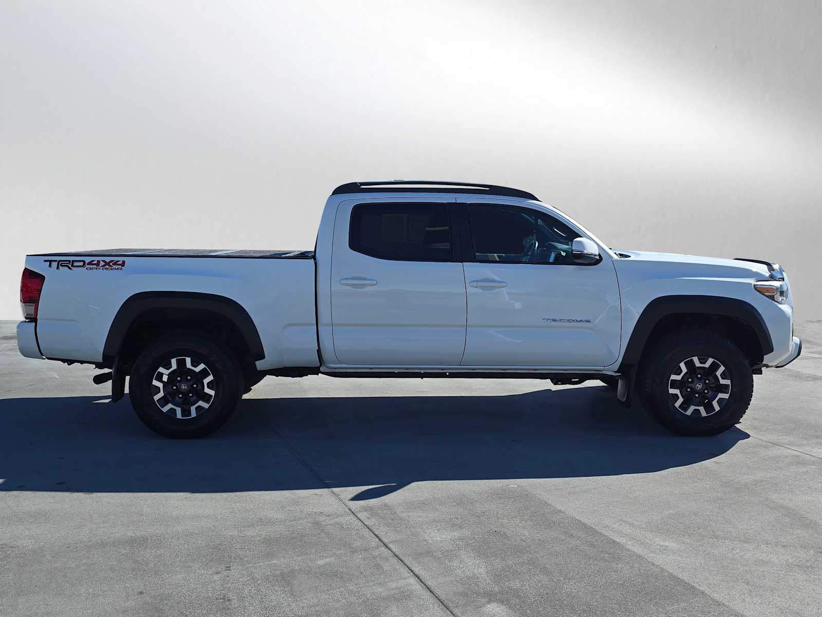 2016 Toyota Tacoma TRD V6 photo 2