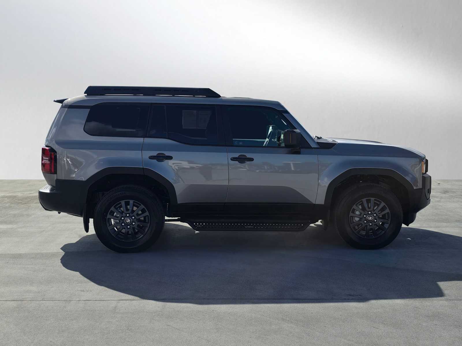 2025 Toyota Highlander Hybrid photo 2
