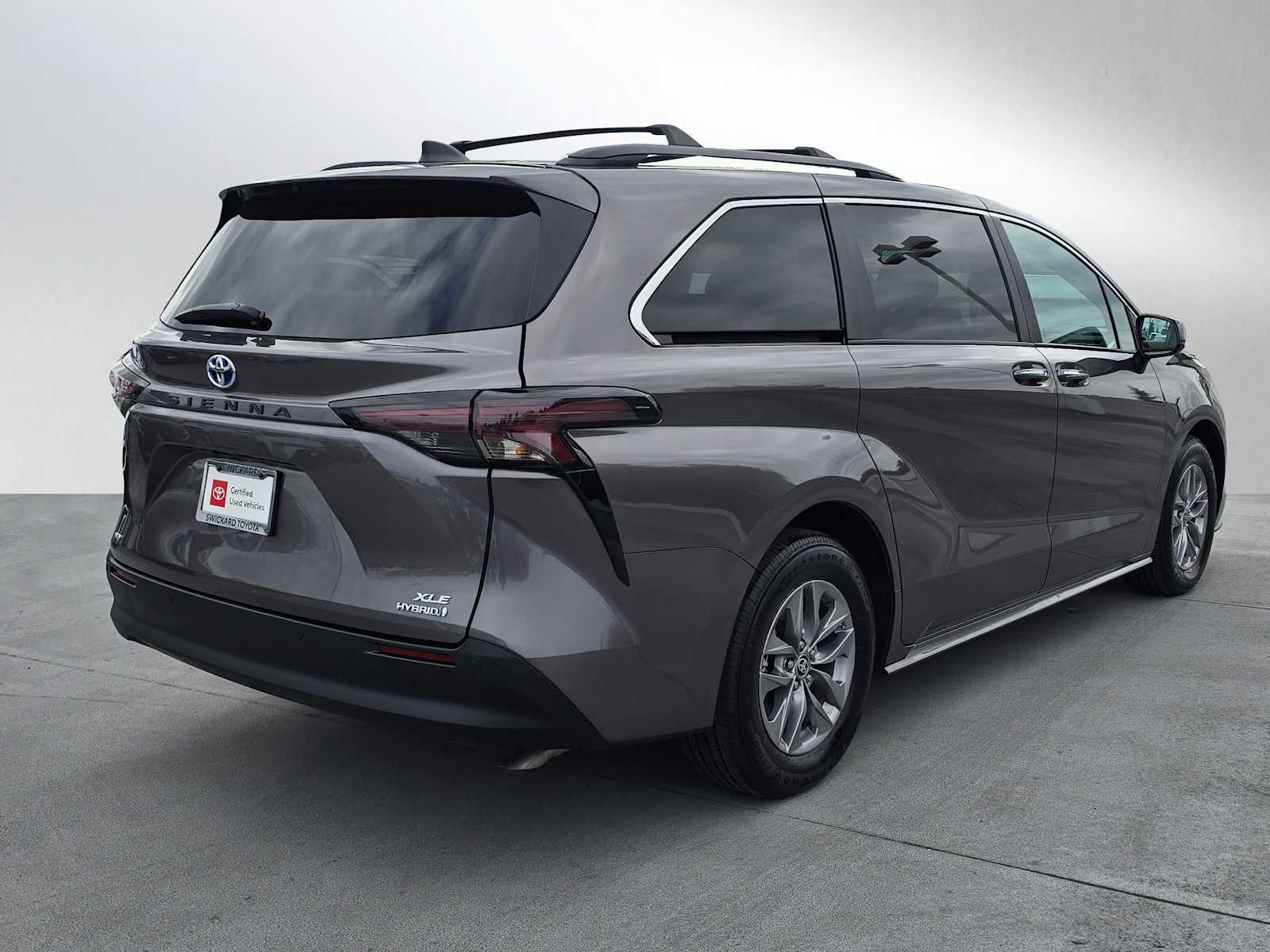 2024 Toyota Sienna XLE photo 2
