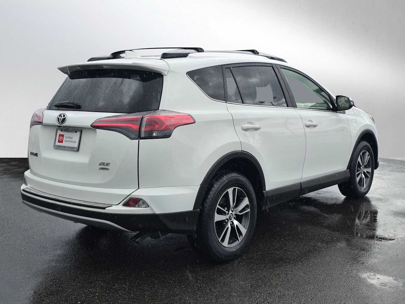2017 Toyota RAV4 XLE photo 3