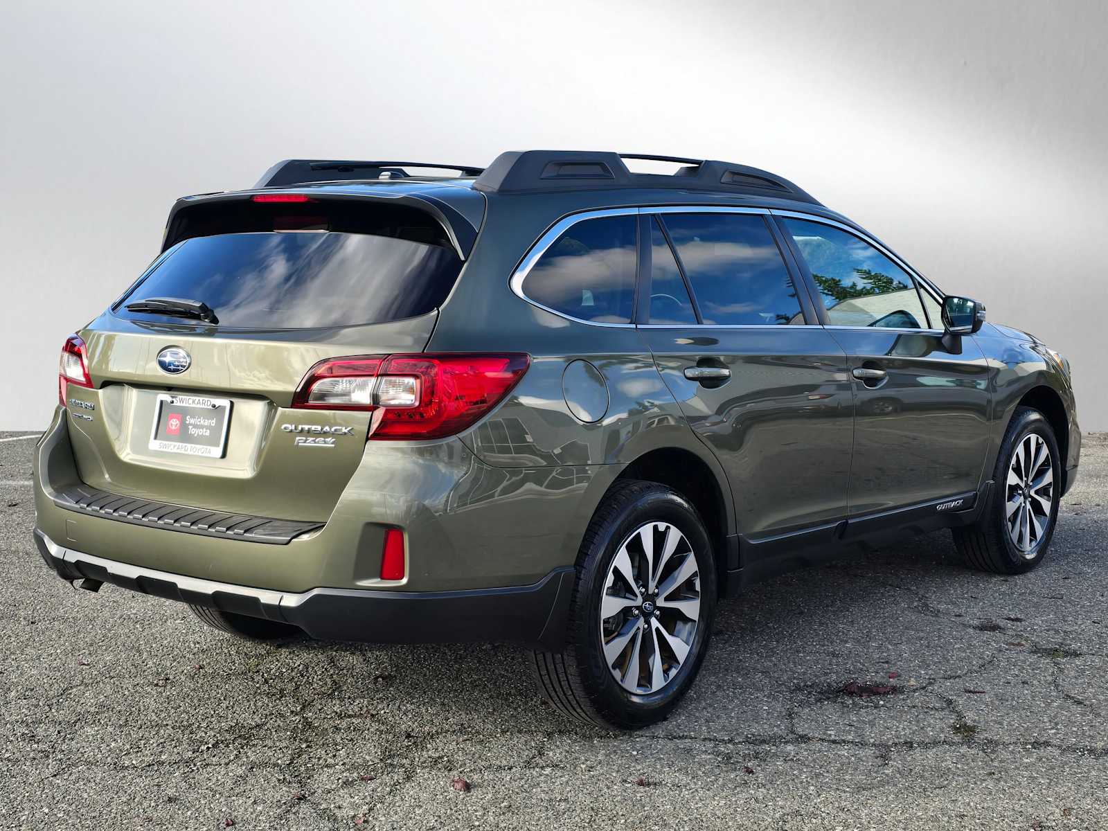 2015 Subaru Outback 2.5i Limited photo 2