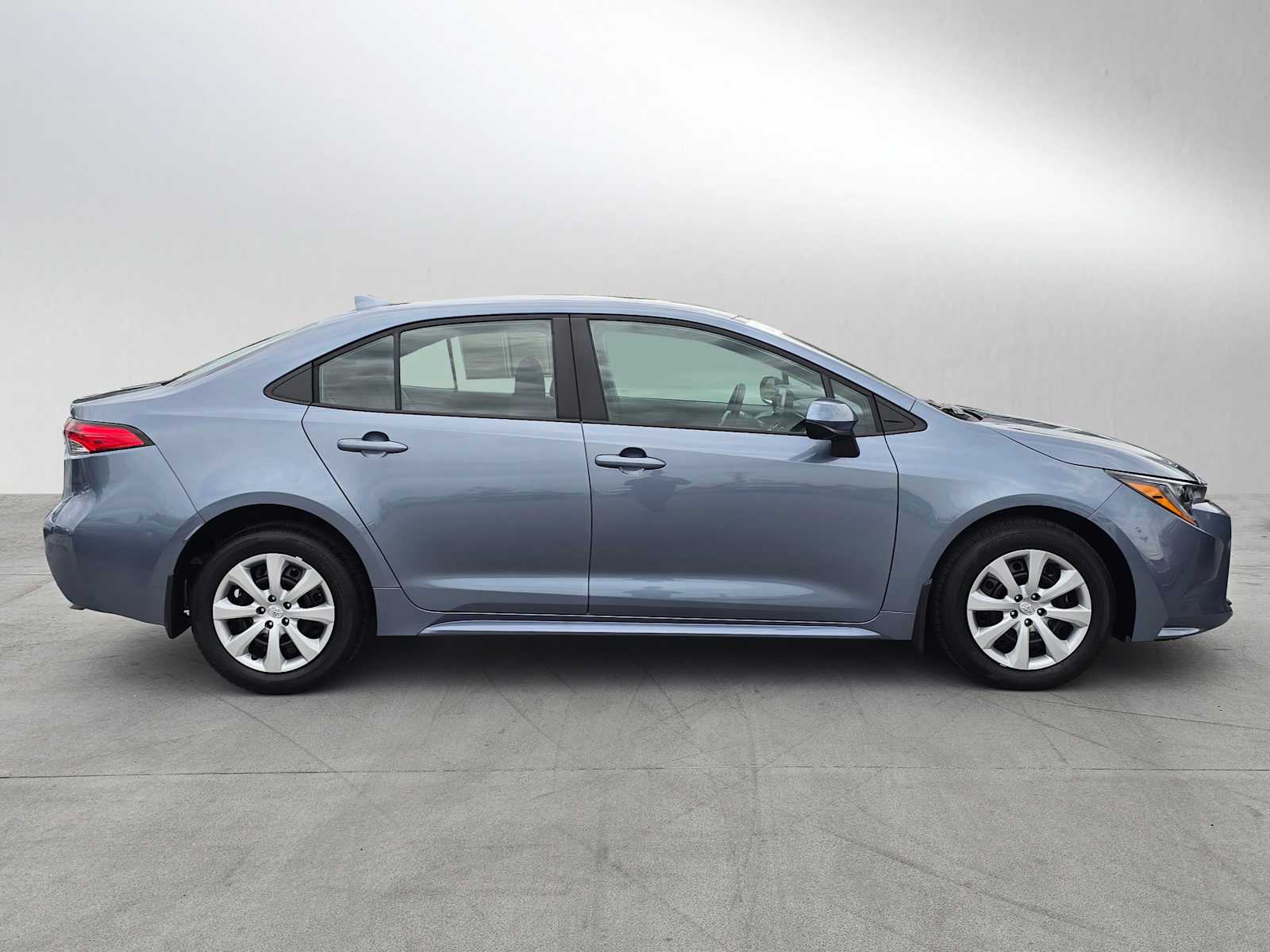 2025 Toyota Corolla LE photo 2