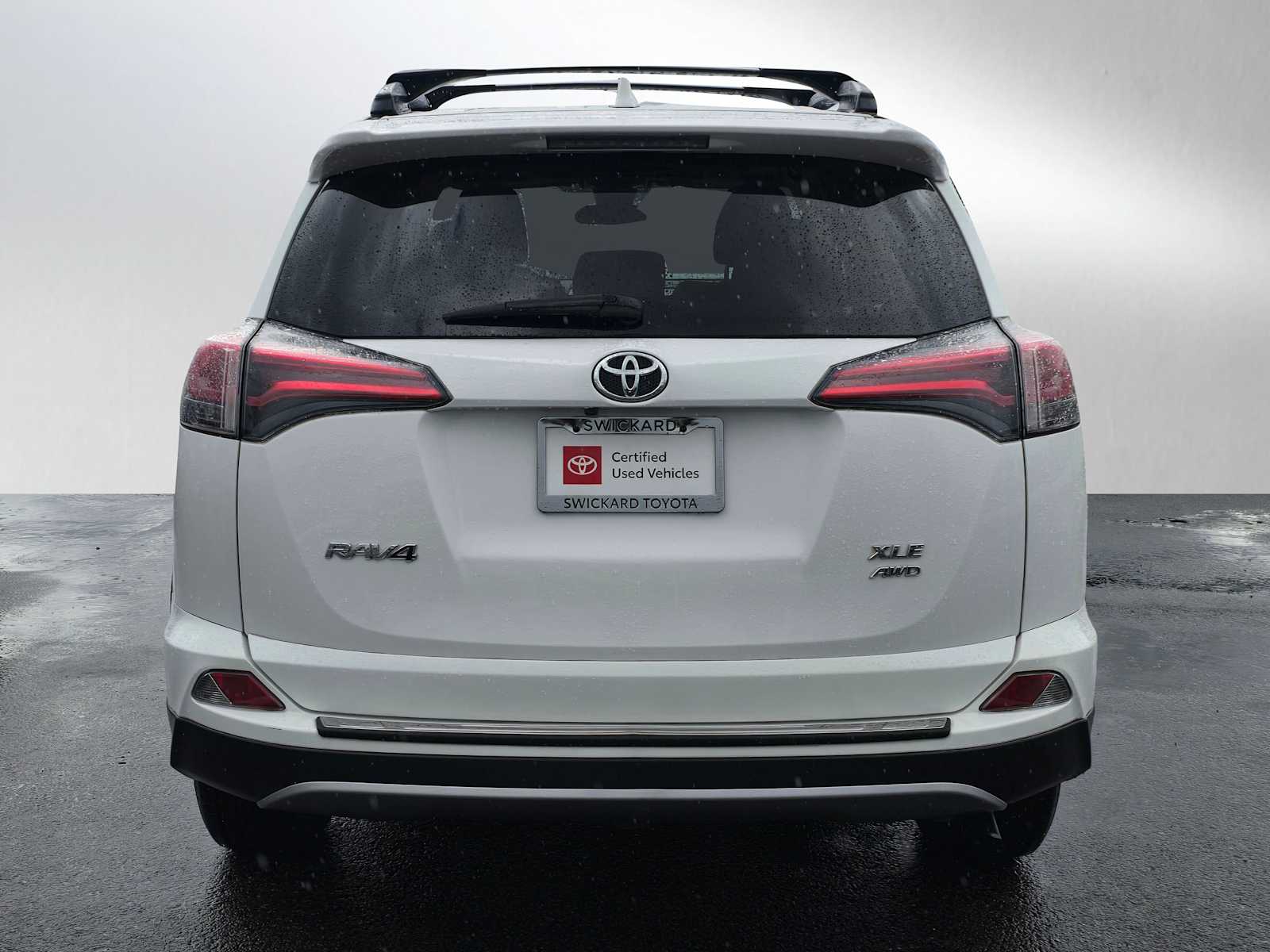 2017 Toyota RAV4 XLE photo 4