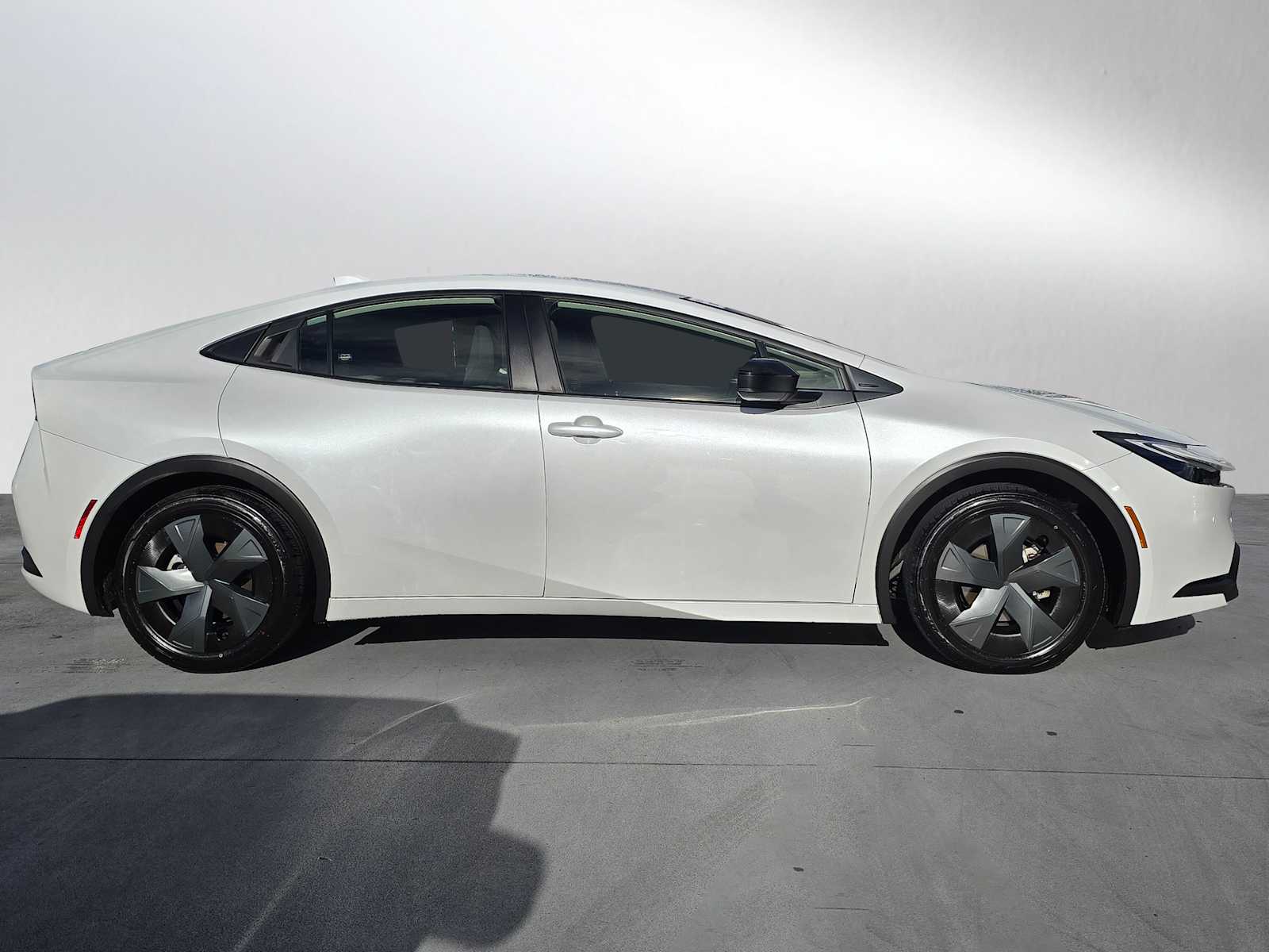 2023 Toyota Prius LE photo 2