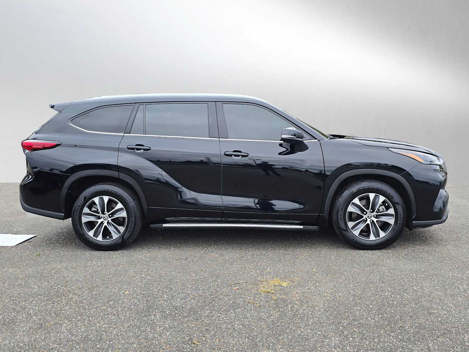 2022 Toyota Highlander XLE photo 2