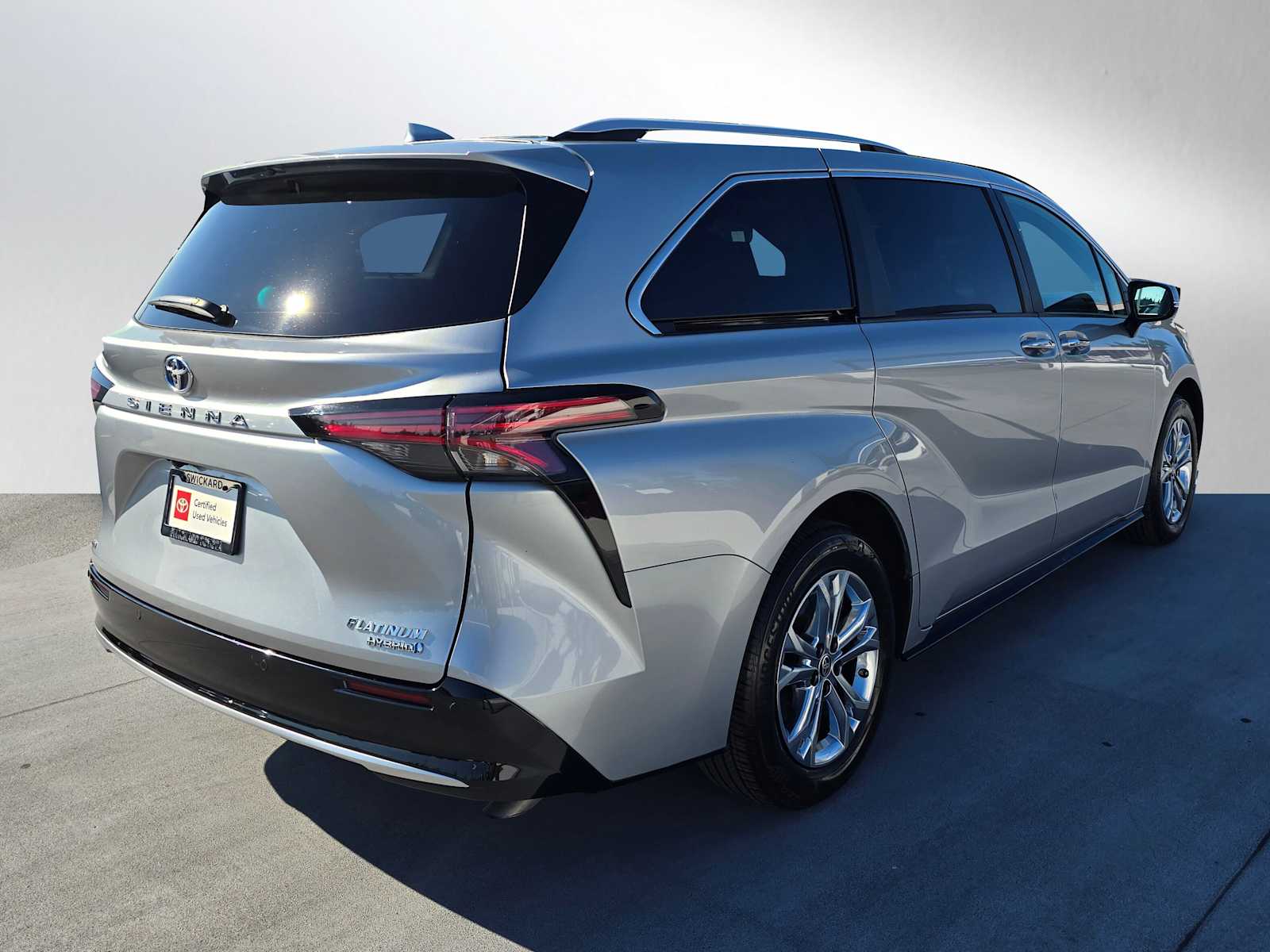 2023 Toyota Sienna Platinum photo 3