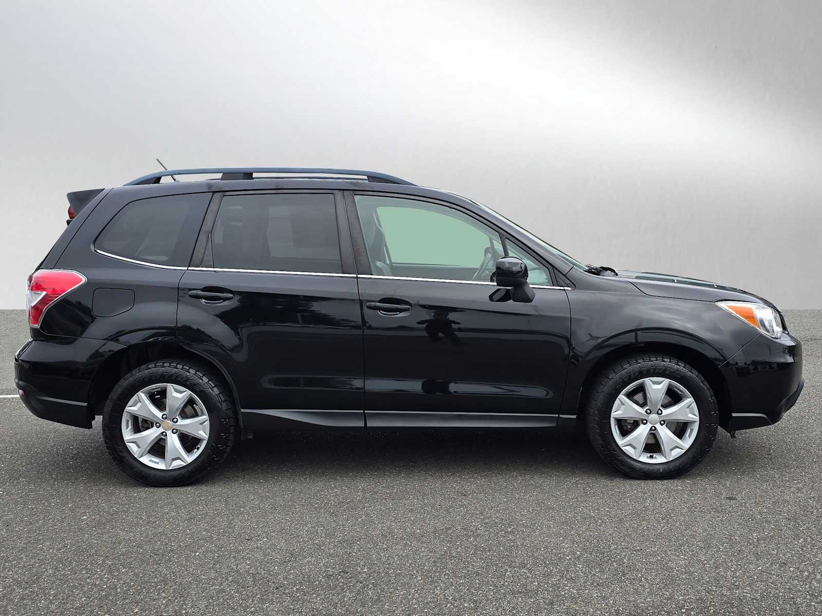 2015 Subaru Forester 2.5i Limited photo 2