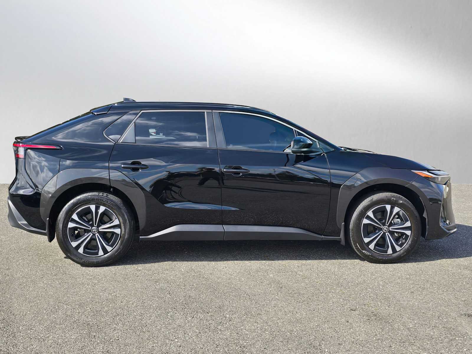 2024 Toyota bZ4X XLE photo 2