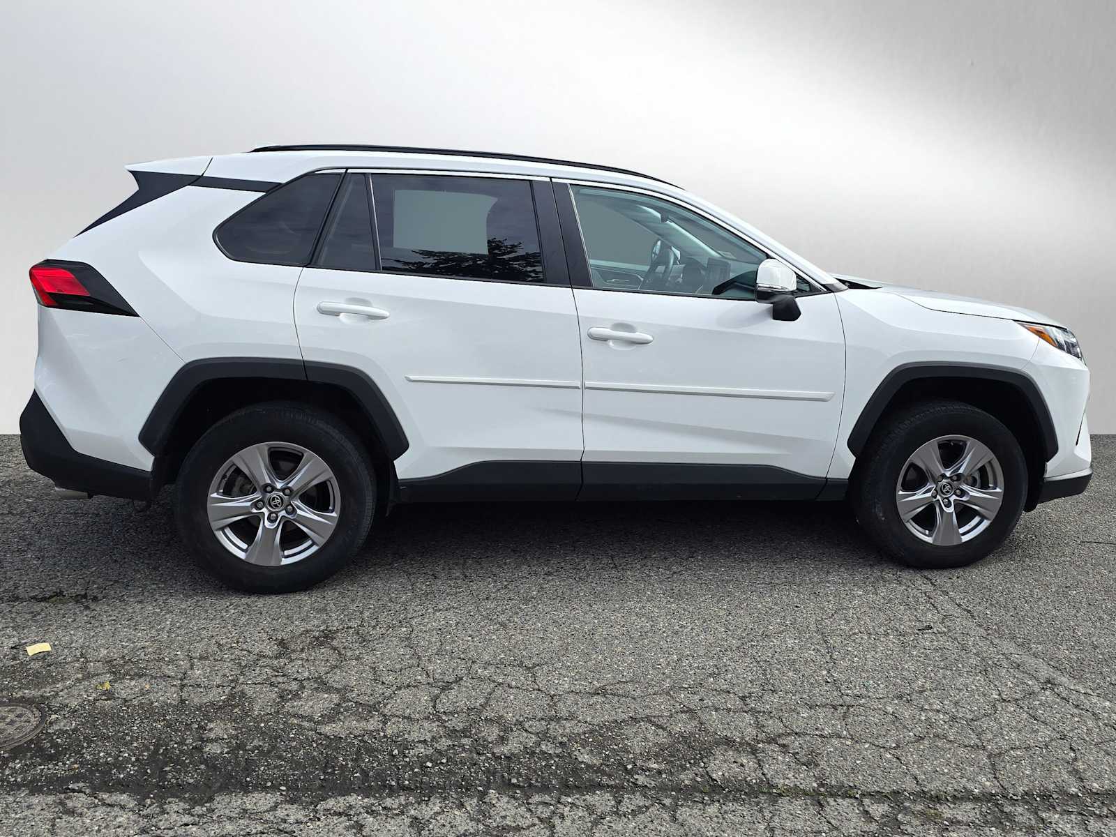 2022 Toyota RAV4 XLE photo 2
