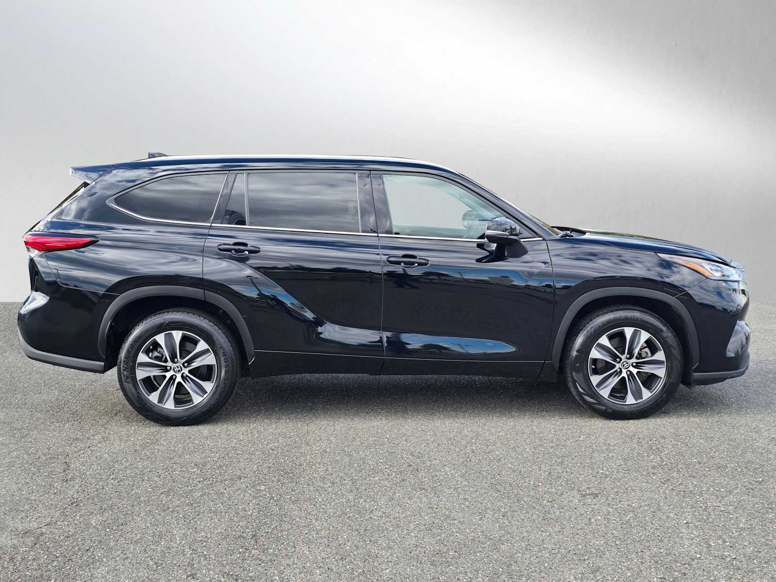 2020 Toyota Highlander XLE photo 2