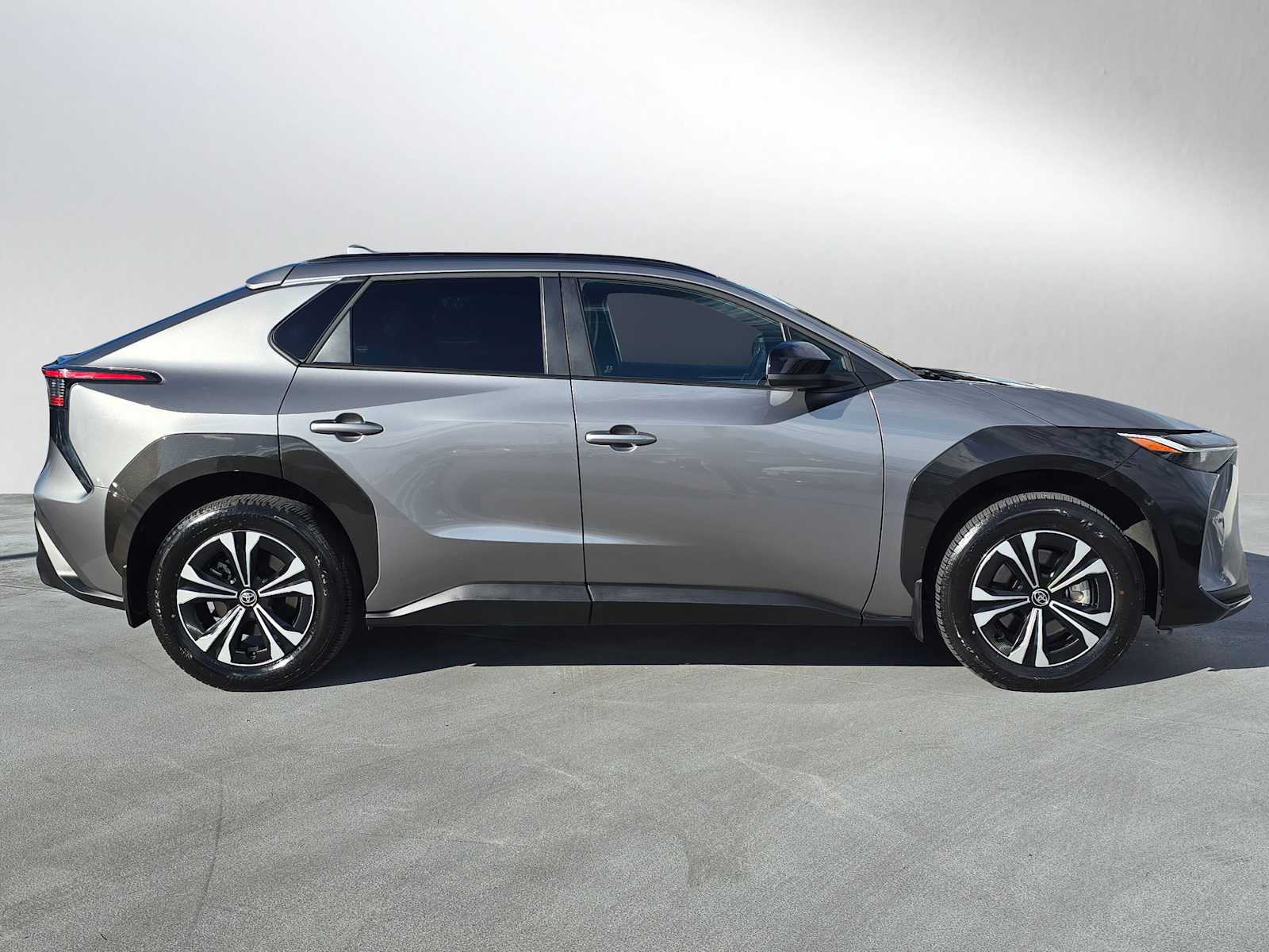 2024 Toyota bZ4X XLE photo 2