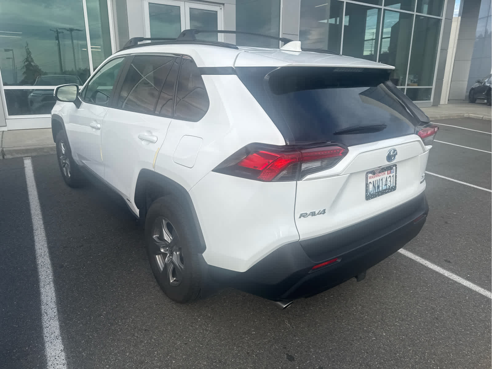 2024 Toyota RAV4 Hybrid XLE photo 3