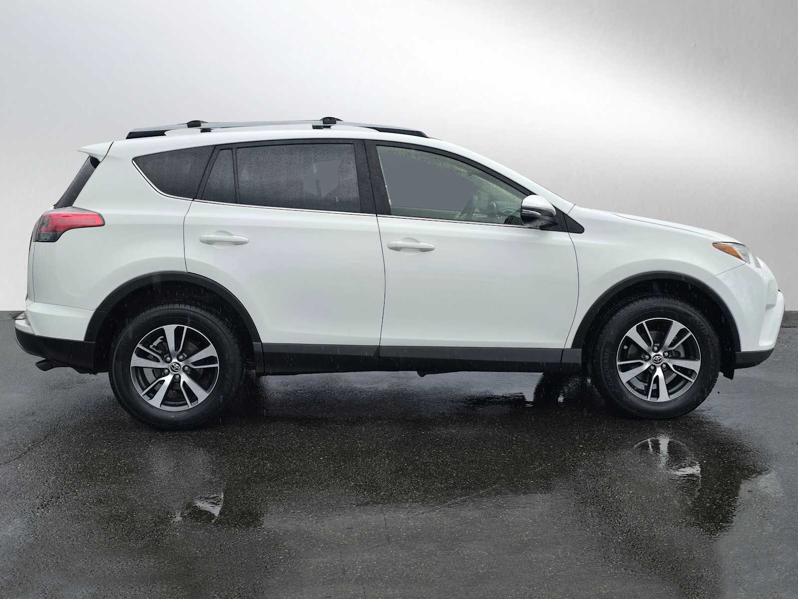 2017 Toyota RAV4 XLE photo 2