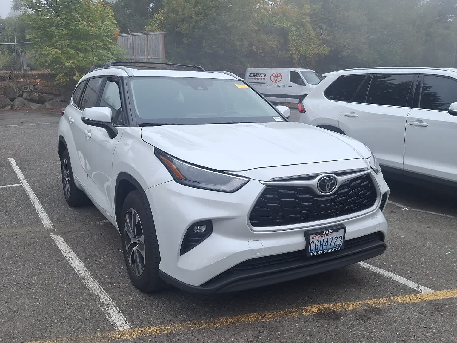 2023 Toyota Highlander XLE photo 2