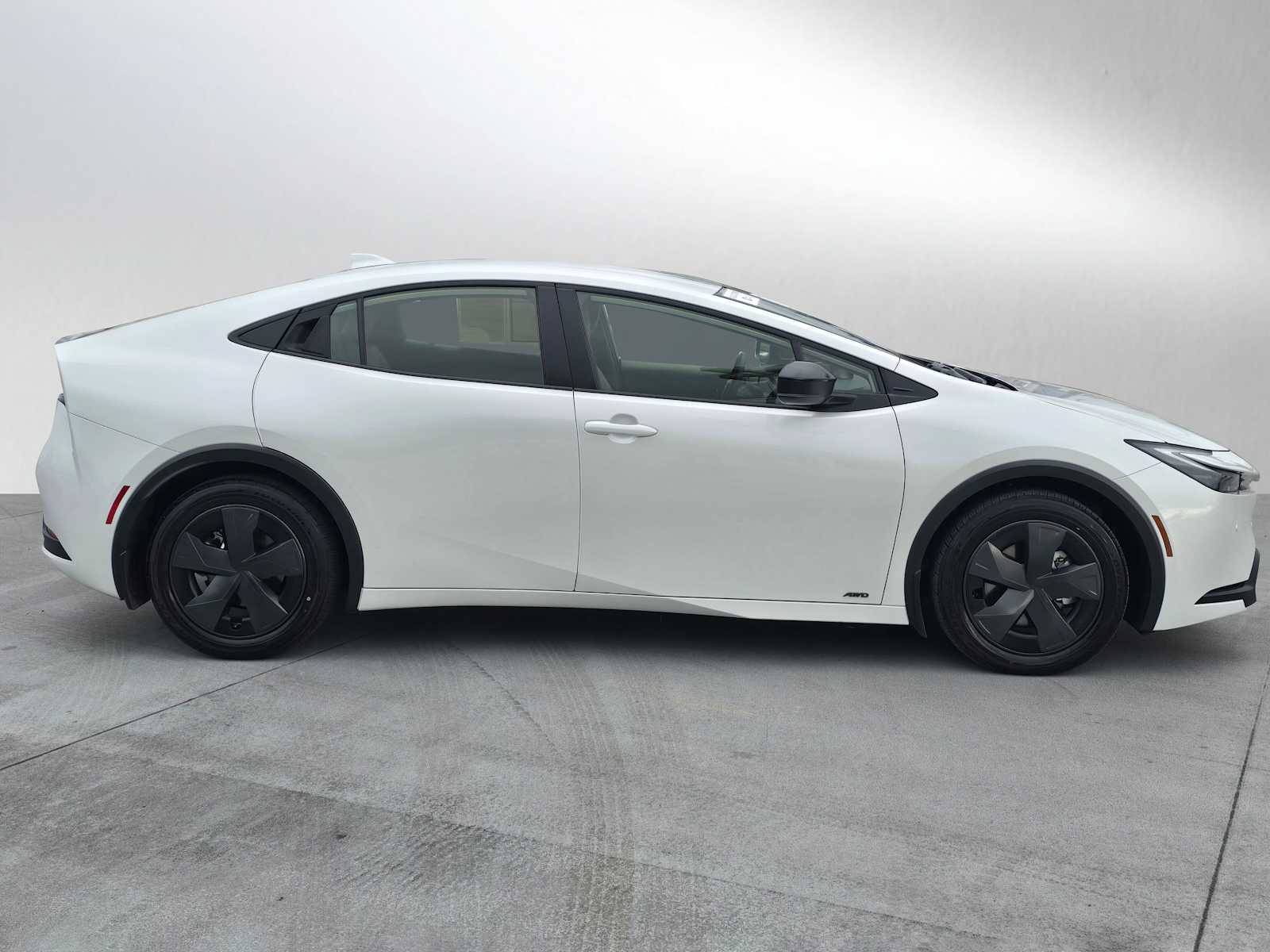 2024 Toyota Prius LE photo 2